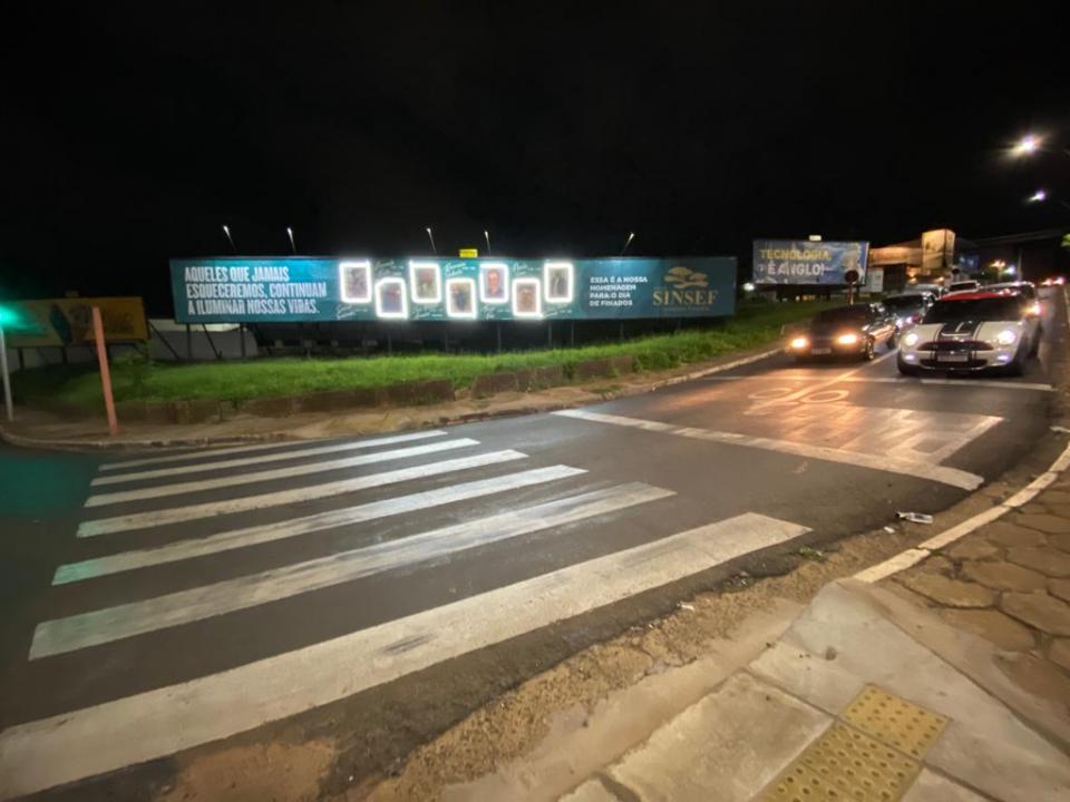 Foto 3 de 13 — Outdoors homenageiam pessoas falecidas em campanha para o Dia de Finados